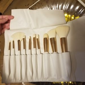 La Beaute Soi 10 brush set with vegan leather case